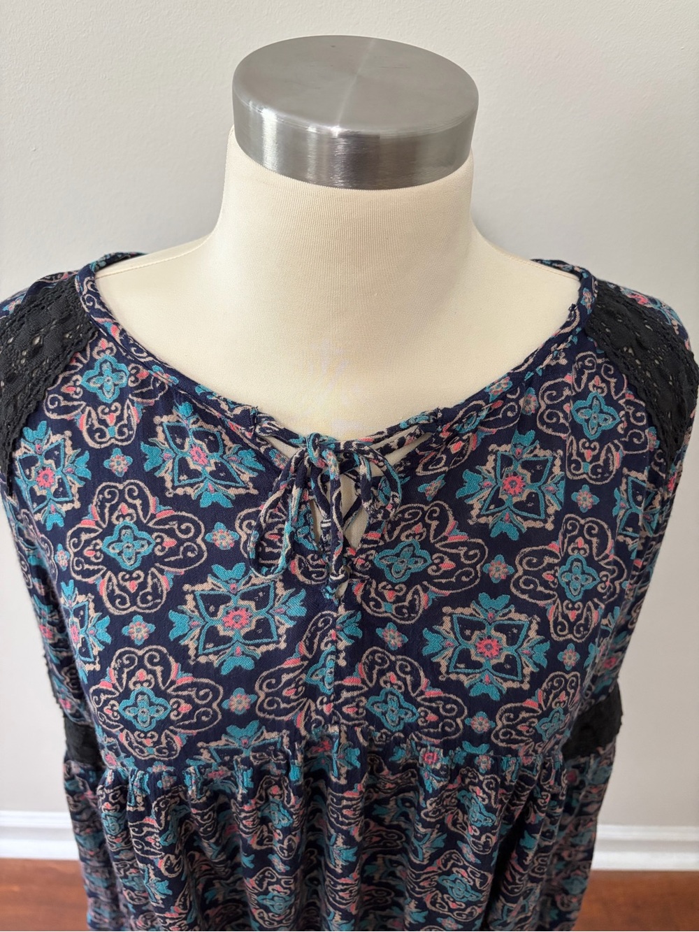 Hollister Navy Floral Tie-Front Crochet Accents Top Sz S Boho Peasant Whimsygoth - Picture 2 of 6
